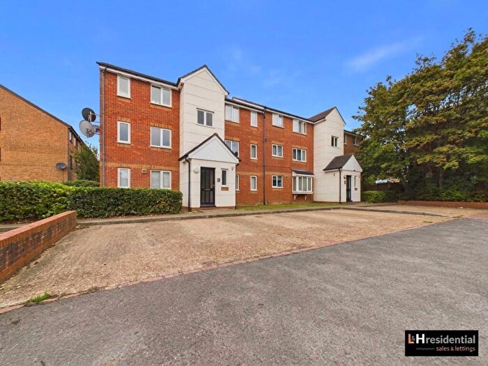 1 Bedroom Flat To Rent In Plowman Close, London, N18