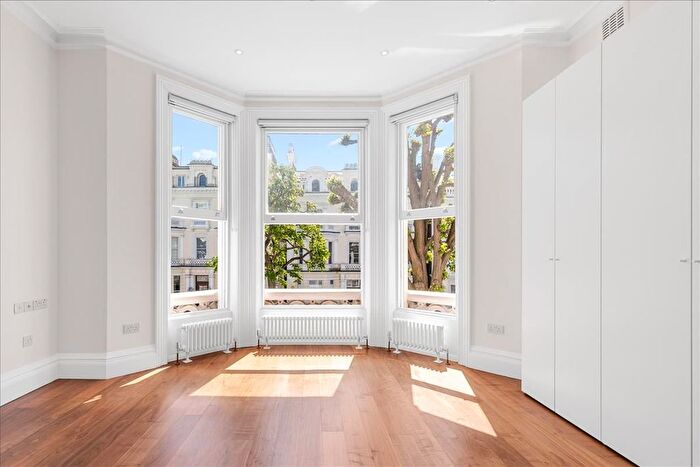 2 Bedroom Flat To Rent In Holland Park, London, W11