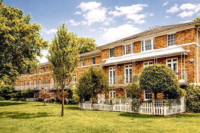 1 Bedroom Apartment For Sale In Langford Green, London, SE5