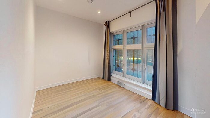 2 Bedroom Flat To Rent In - Cambridge Heath Road, London, E1