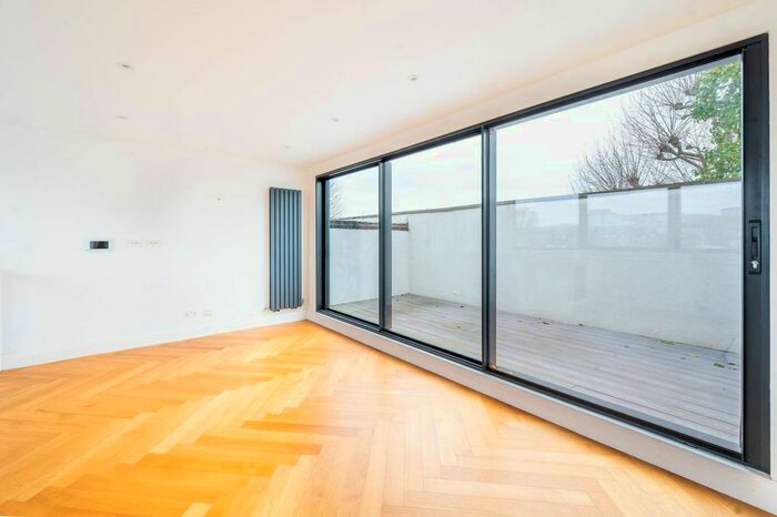 2 Bedroom Flat To Rent In Loftus Road, Shepherd's Bush, London W12