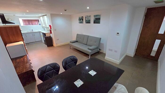 3 Bedroom Flat To Rent In Mauldeth Road, Manchester, M20