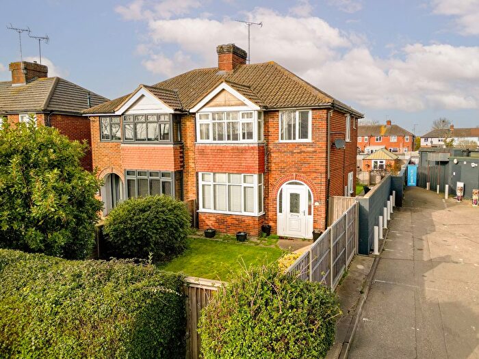 3 Bedroom Semi Detached House For Sale In Bicester Road, Aylesbury, HP19