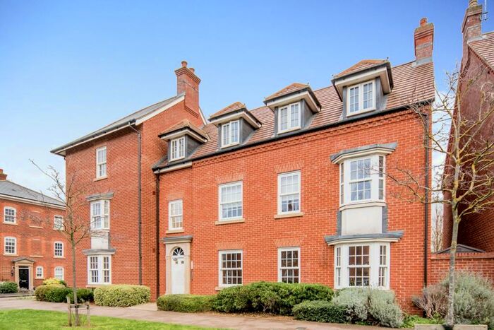 2 Bedroom Flat To Rent In Greenkeepers Road, Great Denham, MK40