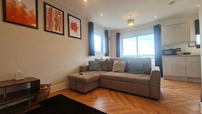 2 Bedroom Flat To Rent In Solomons Hill, Rickmansworth, Hertfordshire, WD3