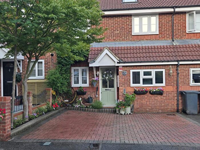 4 Bedroom Terraced House For Sale In Fieldhouse Close, London, E18