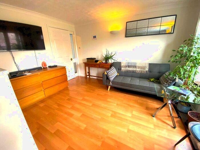 2 Bedroom Flat To Rent In Viscount Drive, Beckton, E6