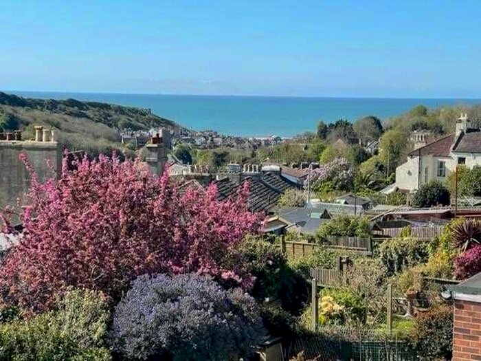 3 Bedroom Flat To Rent In North Terrace, Hastings, TN34