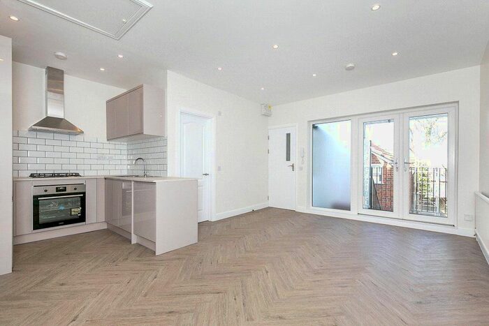 2 Bedroom Flat To Rent In Station Road, Horley, Surrey, RH6