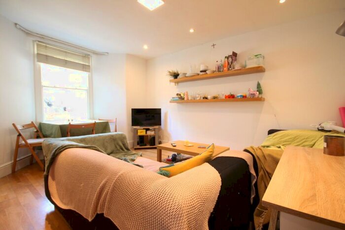 3 Bedroom Flat To Rent In Stock Orchard Crescent, Islington, N7