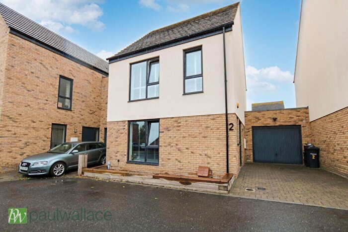 3 Bedroom Link Detached House For Sale In George Yeomans Close, West Cheshunt, EN8