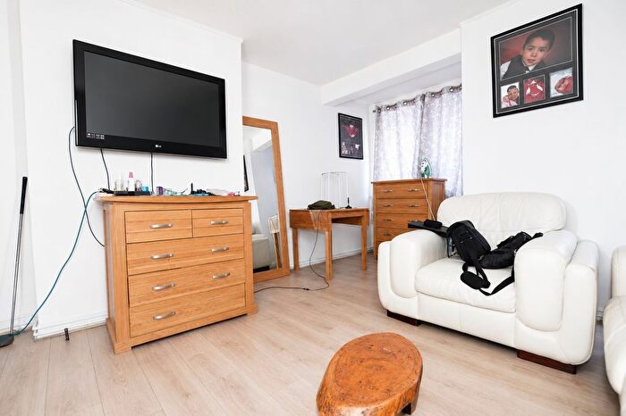 2 Bedroom Flat For Sale In Romford Road, London, E12