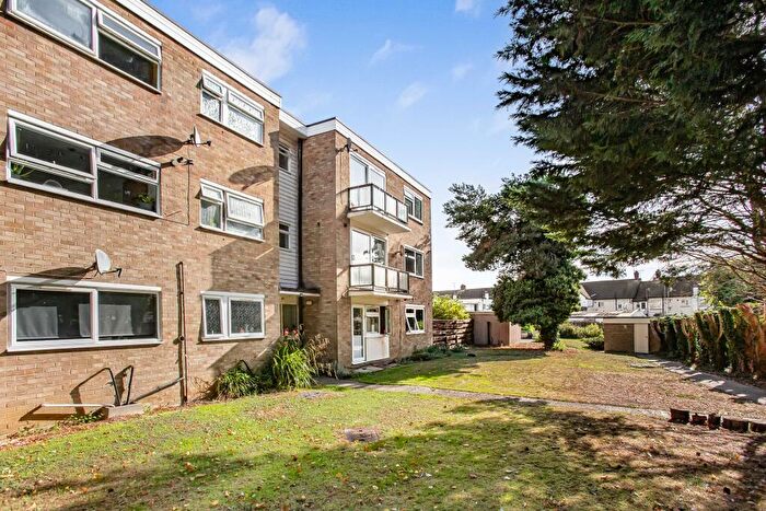 3 Bedroom Flat For Sale In Courtlands, Chelmsford, Essex, CM1