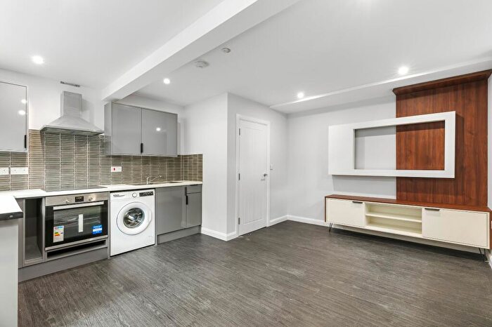 1 Bedroom Flat To Rent In Leeds Road, Hipperholme, Halifax, HX3