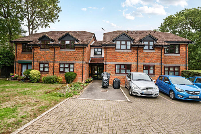2 Bedroom Apartment For Sale In Pitson Close, Addlestone, KT15