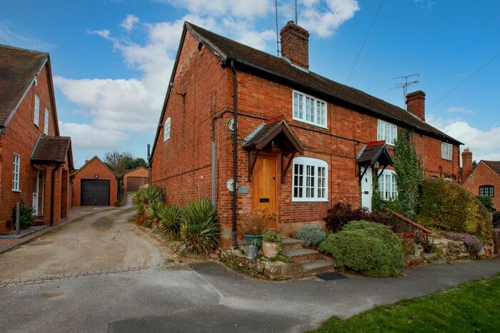 2 Bedroom Cottage For Sale In The Bank, Stoneleigh, Coventry, CV8