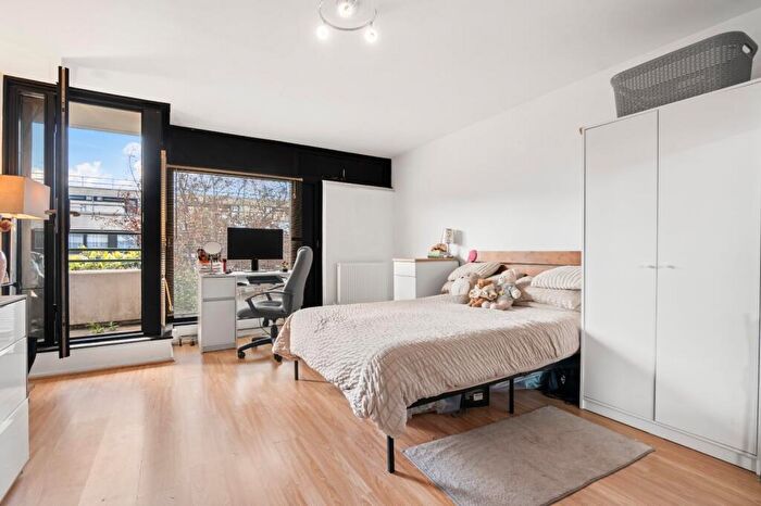 Flat To Rent In Broadfield Lane, Camden, NW1