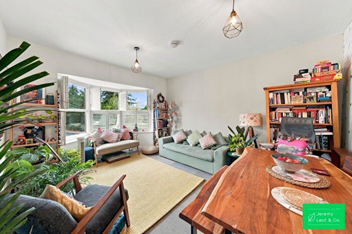 2 Bedroom Flat For Sale In Church Lane, London, N2