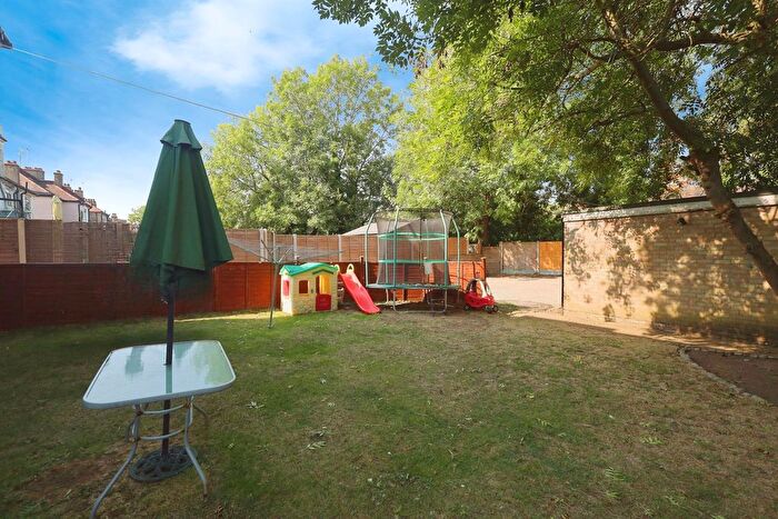 2 Bedroom Flat For Sale In Cavendish Gardens, Westcliff-On-Sea, SS0