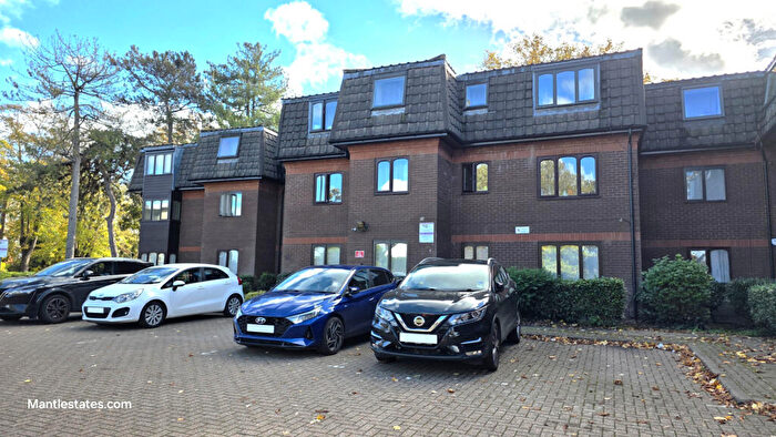 1 Bedroom Flat To Rent In Woodridge Close, Enfield, EN2