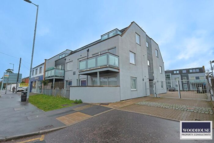 2 Bedroom Apartment To Rent In Turners Hill, Cheshunt, EN8
