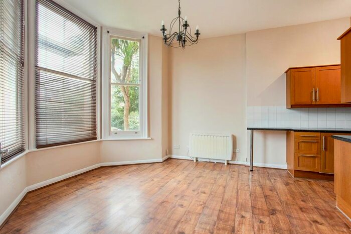 1 Bedroom Flat To Rent In Surbiton Hill Park, Surbiton, KT5