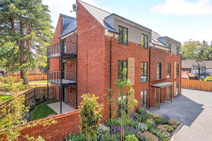 2 Bedroom Flat For Sale In Shores Road, Horsell, Surrey, GU21