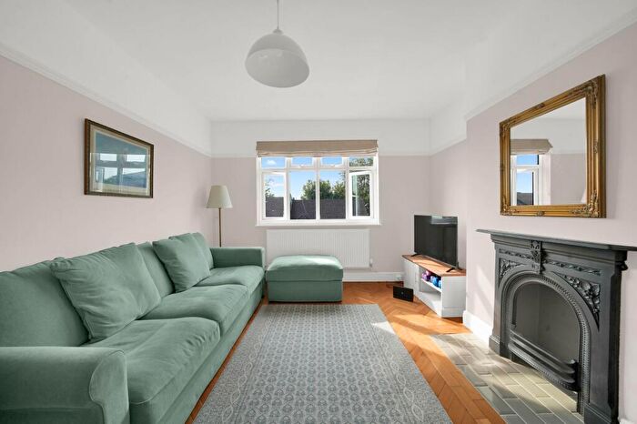 2 Bedroom Flat For Sale In Crosby Road, Forest Gate, E7