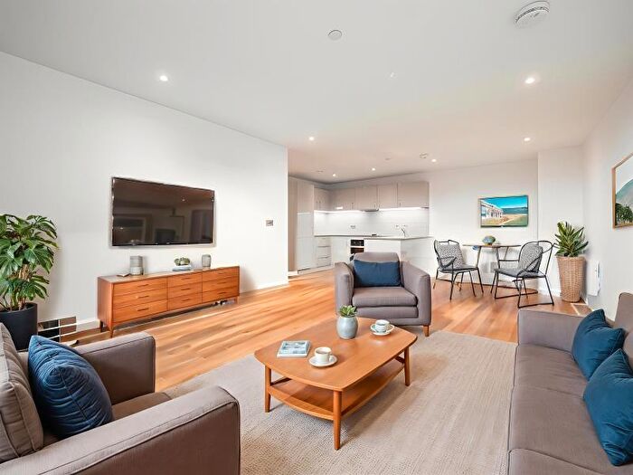 3 Bedroom Apartment To Rent In Flat :: The Quarters, M1