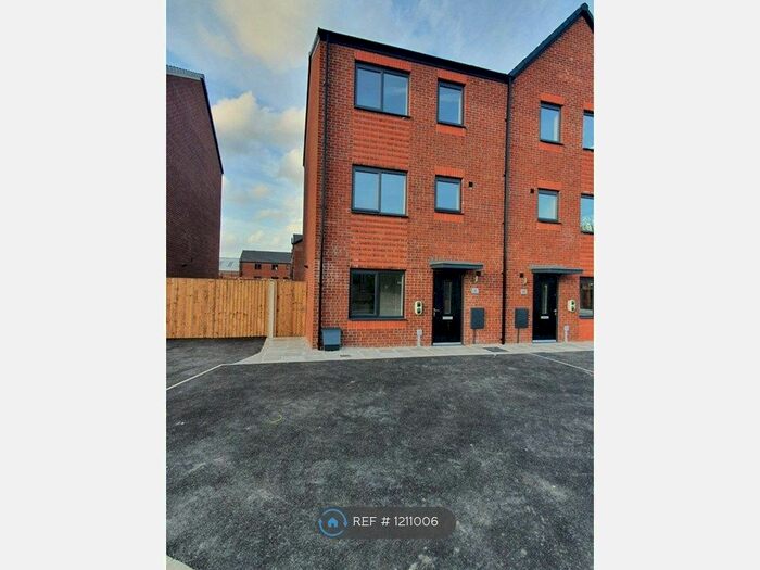 4 Bedroom Semi-Detached House To Rent In William Chadwick Close, Manchester, M40