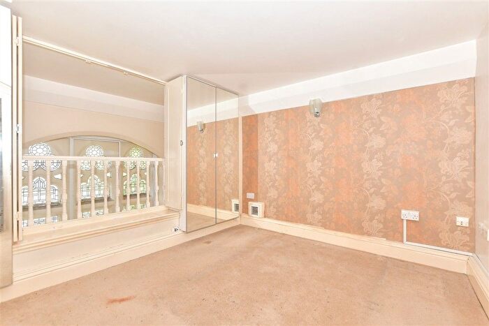 2 Bedroom Flat For Sale In Ladywell, Dover, Kent, CT16