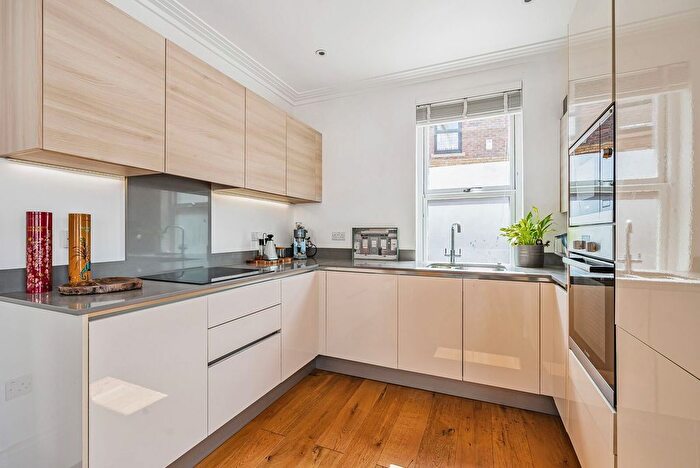 2 Bedroom Flat To Rent In Mount Mews, Hampton, TW12