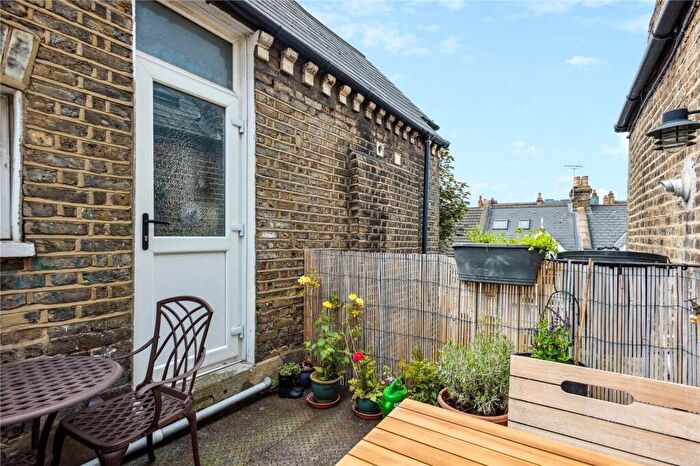 2 Bedroom Apartment For Sale In Thirsk Road, London, SW11