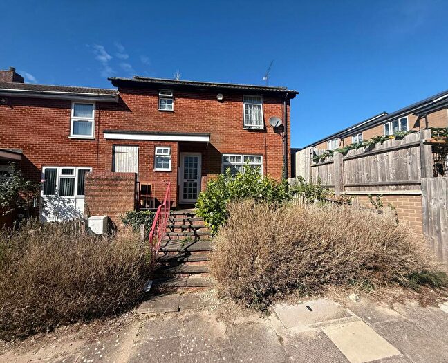 3 Bedroom Terraced House For Sale In Morris Close, Luton, LU3