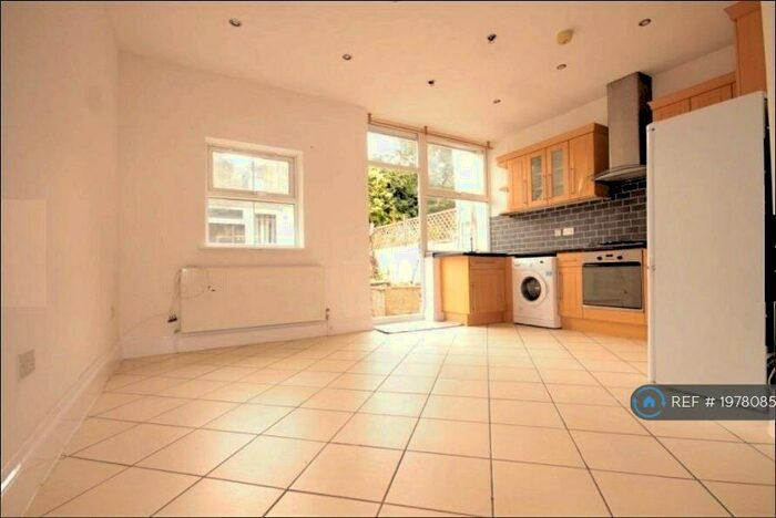 3 Bedroom Flat To Rent In Holloway, London, N7