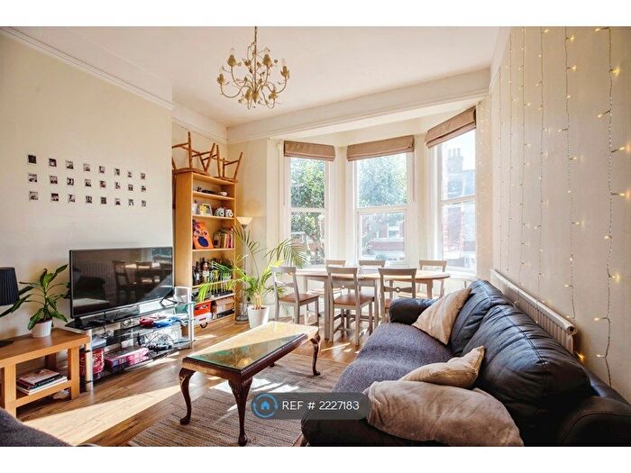 3 Bedroom Flat To Rent In Cranworth Gardens, London, SW9