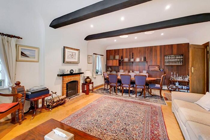 4 Bedroom Detached House To Rent In Canons Drive, Edgware, HA8