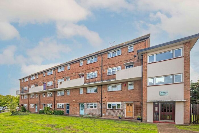 2 Bedroom Flat To Rent In Ross Road, Whitton, Twickenham, TW2