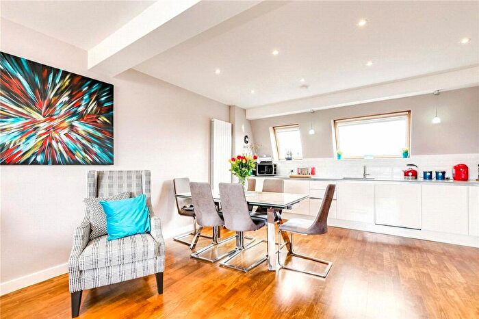 2 Bedroom Apartment To Rent In Grafton Yard, London, NW5