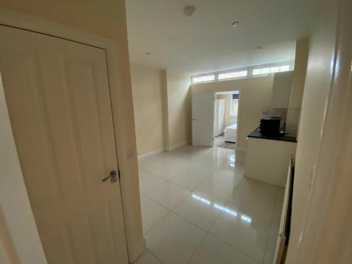 Studio To Rent In Lennox Gardens, London, NW10