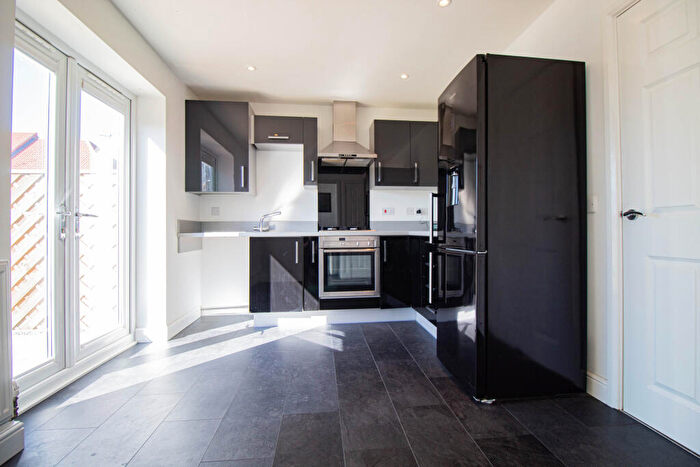 2 Bedroom End Of Terrace House To Rent In Shinewater Park, HU7