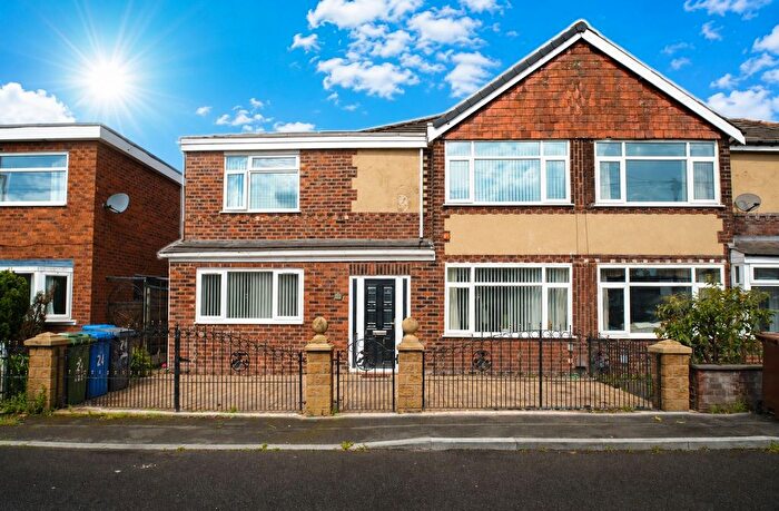 5 Bedroom Semi-Detached House For Sale In Mossbank Avenue, Droylsden, M43
