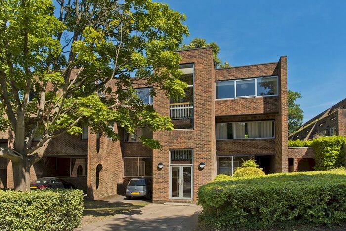 2 Bedroom Flat To Rent In Stroudwater Park, Weybridge, KT13