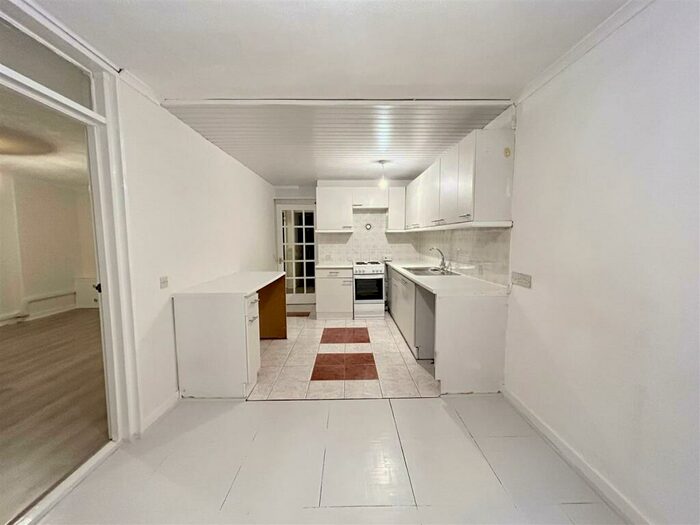 2 Bedroom Flat To Rent In Barn Mead, Harlow, CM18