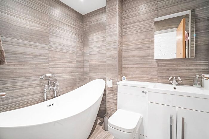 2 Bedroom Detached House For Sale In Peartree Avenue, Earlsfield, London, SW17