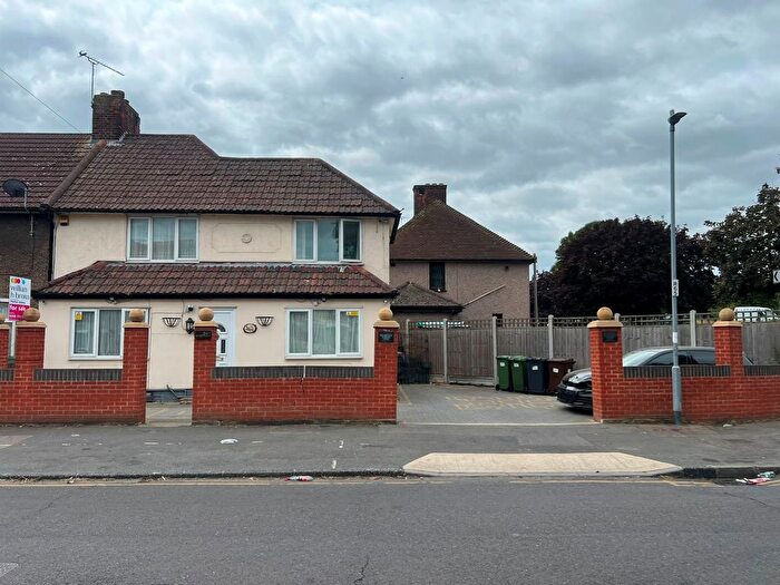 3 Bedroom End Of Terrace House For Sale In Rugby Road, Dagenham, RM9
