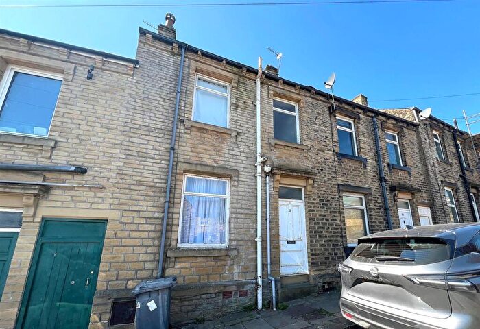 2 Bedroom Terraced House For Sale In Birkby Lodge Road, Huddersfield, HD2