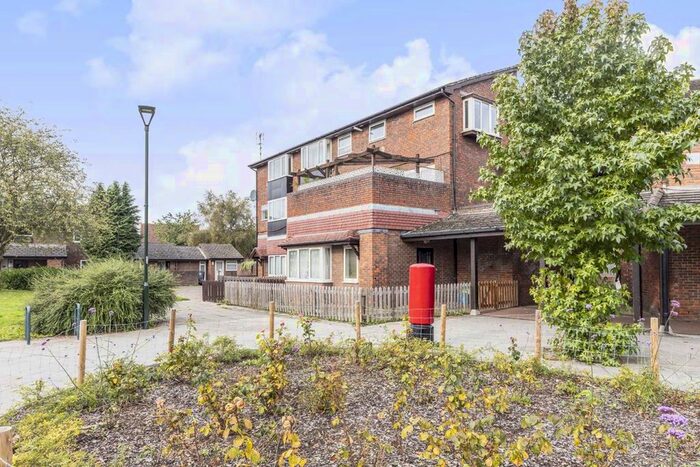 1 Bedroom Flat To Rent In Tangley Park Road, Hampton, TW12