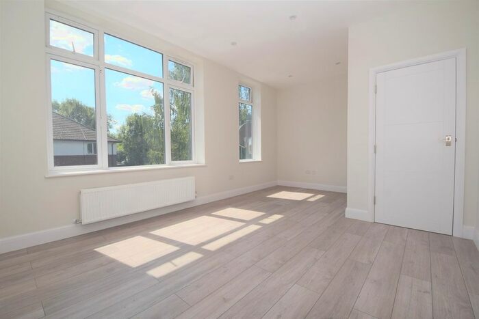 2 Bedroom Flat To Rent In Bushey Hall Road, Bushey, Hertfordshire, WD23