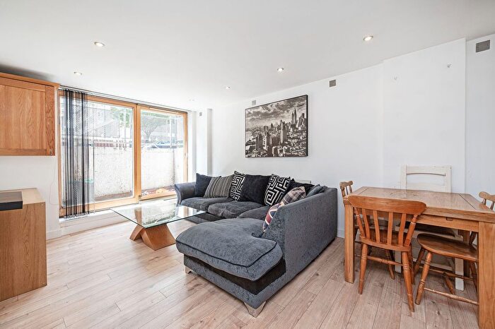 2 Bedroom Flat To Rent In Globe Road, Bethnal Green, London, E1